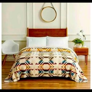 NWT King size Pendleton Sherpa blanket